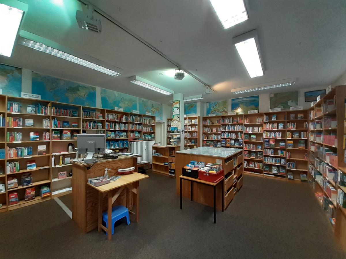 Blick in das Ladengeschäft der Geobuchhandlung Kiel mit Beratungstresen und Kartentisch